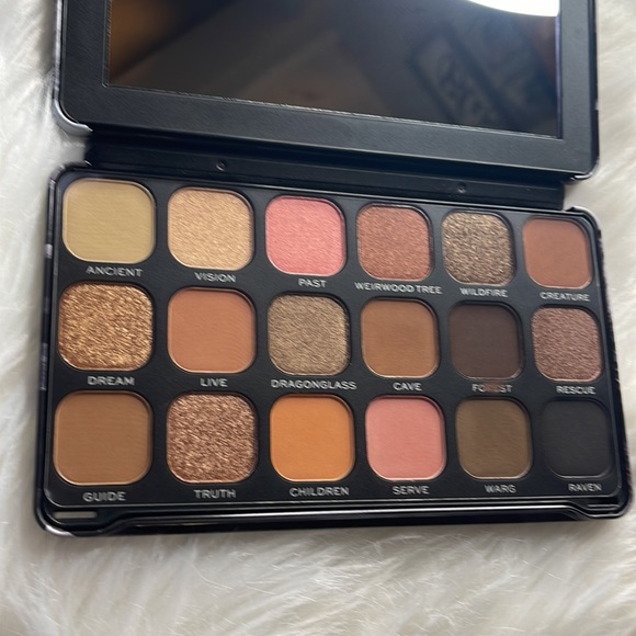 Revolution Game of Thrones shadow palette - Picture 3 of 4